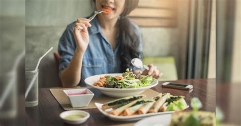 夢到去餐廳吃飯|夢見吃飯9大情境意思大解構！付錢/喝酒/與家人同事聚。